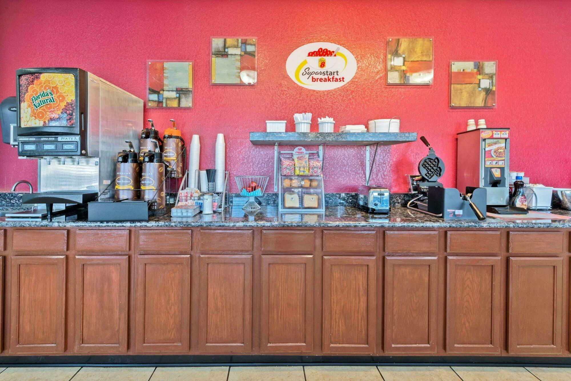 韦科/购物中心面积速8酒店 外观 照片